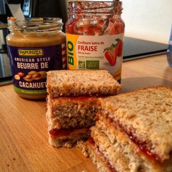 pain de mie complet beurre cacahuètes confiture de fraise